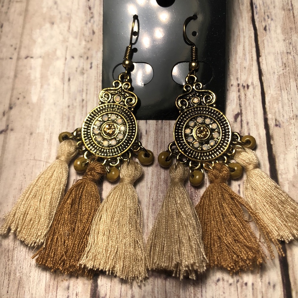 Boho dangling earrings NWT